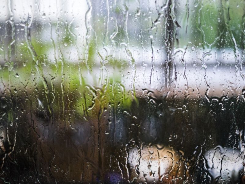 外壁塗装中の雨は大丈夫？影響を受けやすい作業と安全な対応策