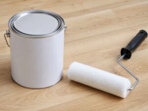 木の床に置かれたペンキ缶とローラー