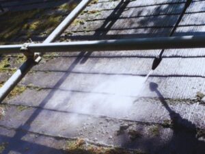 屋根の高圧洗浄様子・下地処理