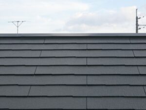 空とアンテナを背景にしたスレート屋根
