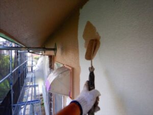 足場上の外壁塗装中塗り様子