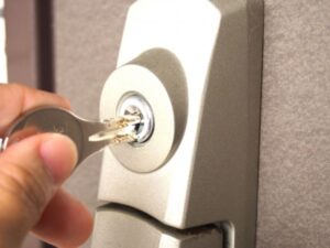 鍵穴に差し込まれるドアキー