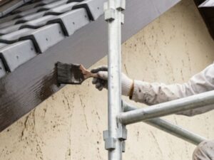 破風板の塗装作業